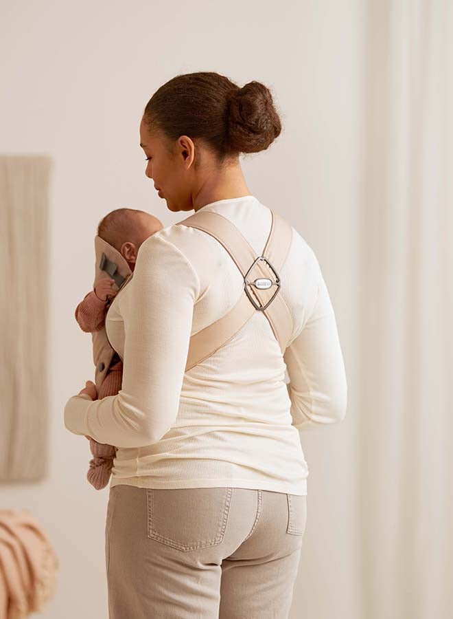 BABYBJORN حمالة أطفال ميني، منسوجة، بيج - Image 5